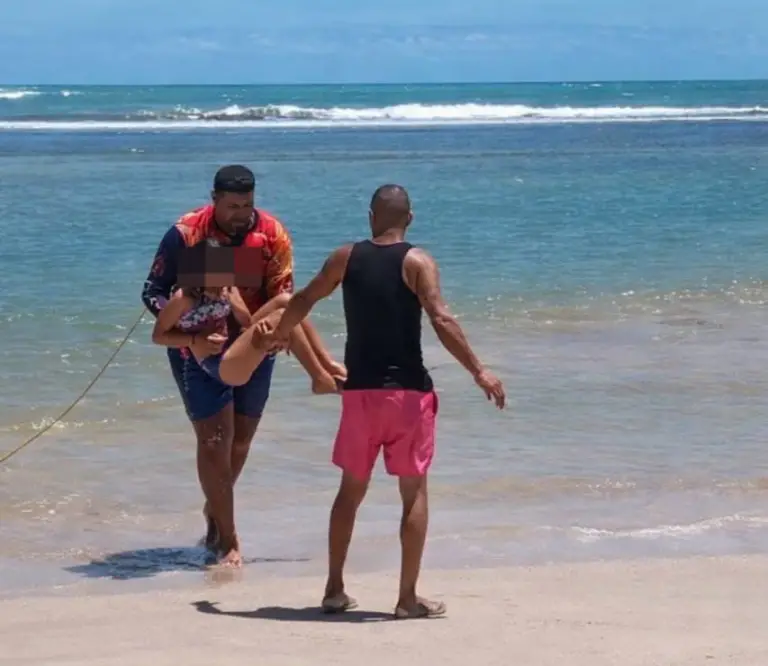 PC Falcón rescató a niña en playa de Adícora este 1-Abr +VIDEO