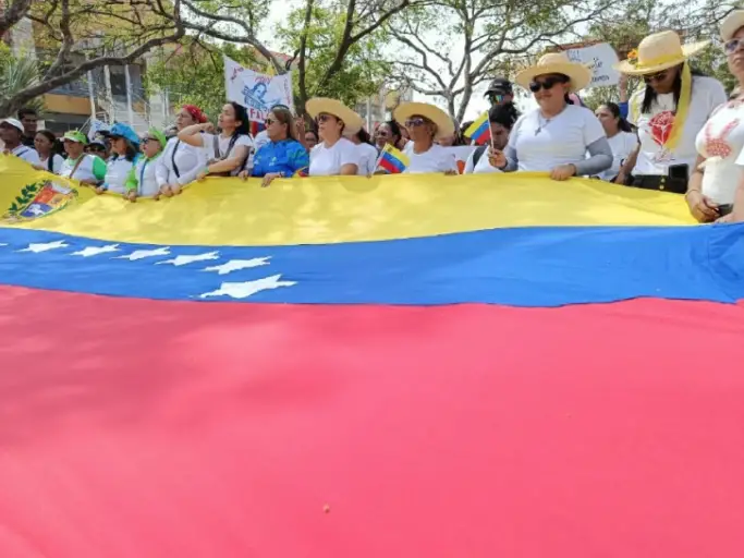 En una demostración de unidad y compromiso gremial, el sector educativo del estado Falcón protagonizó este viernes una movilización.