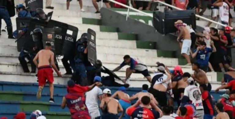 Disturbios en superclásico del fútbol paraguayo, 56 heridos y 63 detenidos