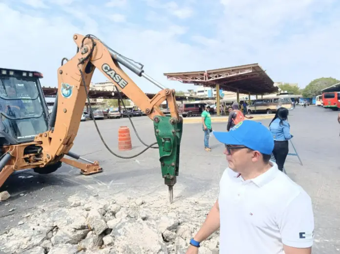 El alcalde del municipio Miranda, Henry Hernández, arrancó los trabajos estructurales en la pista de la terminal de pasajeros “Polica Salas”.