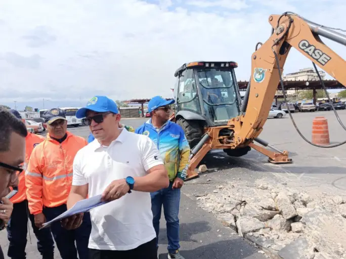 El alcalde del municipio Miranda, Henry Hernández, arrancó los trabajos estructurales en la pista de la terminal de pasajeros “Polica Salas”.