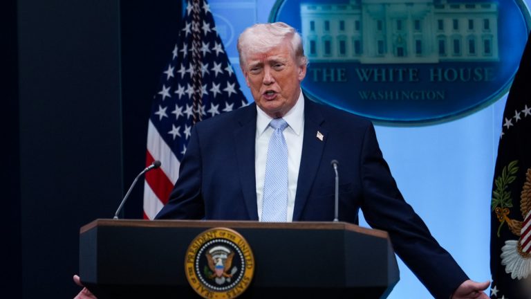 Trump: empezamos el proceso de despejar el estrecho de Ormuz