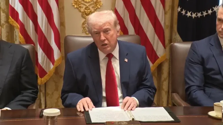 Trump anuncia aranceles del 50 % a países que manden armas a Irán