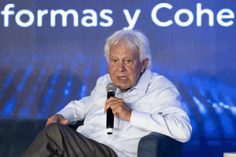 Felipe González lamenta imputación de Rodríguez  Zapatero