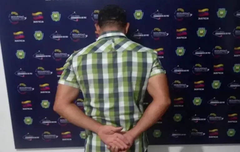 Detenido sujeto por espiar y acosar a su vecina 