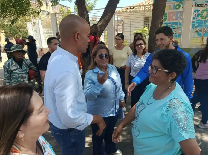El vicepresidente del área social, Héctor Rodríguez, la ministra para los adultos mayores, Magaly Viña y el gobernador Víctor Clark.