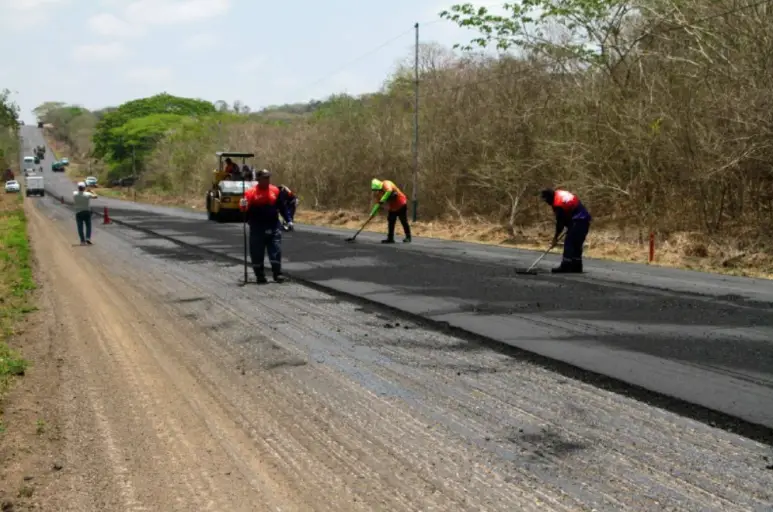 El gobernador Víctor Clark inspeccionó las labores de asfaltado en la troncal 003 donde se colocan más de 3.600 toneladas de asfalto