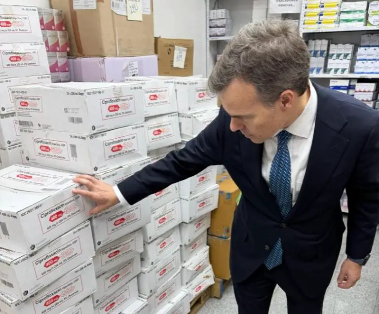 John Barrett visita hospitales para verificar distribución de insumos donados por EE. UU.