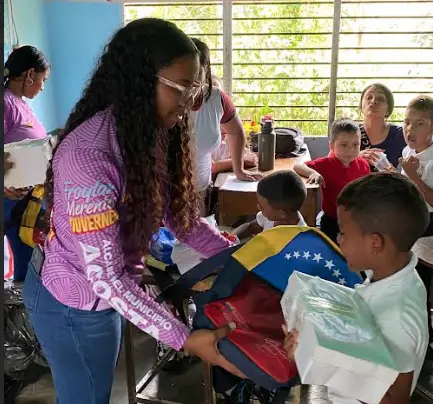 El alcalde Froylan Merentes entregó uniformes escolares en la Unidad Educativa "Olga López de Coronel", en Capadare.