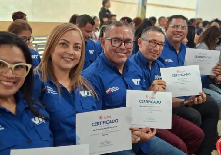 En el salón de usos múltiples de la empresa Vtelca, 406 trabajadores de Falcón recibieron certificaciones y acreditaciones de saberes.