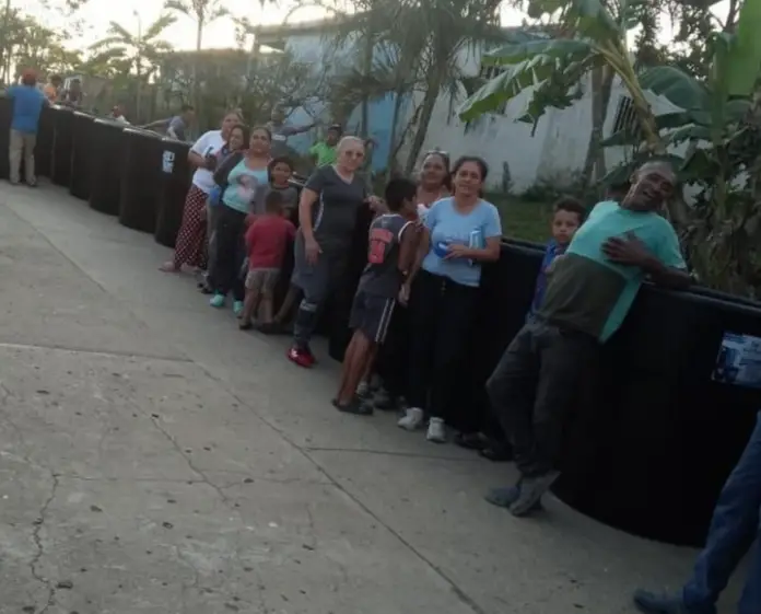 En el territorio de la comuna Alejandro Andrade de la parroquia Churuguara, 85 familias recibieron igual número de tanques de agua.