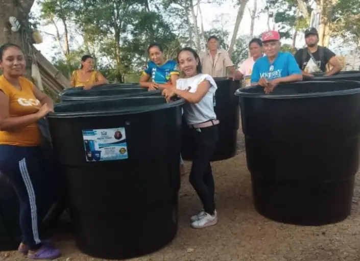 En el territorio de la comuna Alejandro Andrade de la parroquia Churuguara, 85 familias recibieron igual número de tanques de agua.