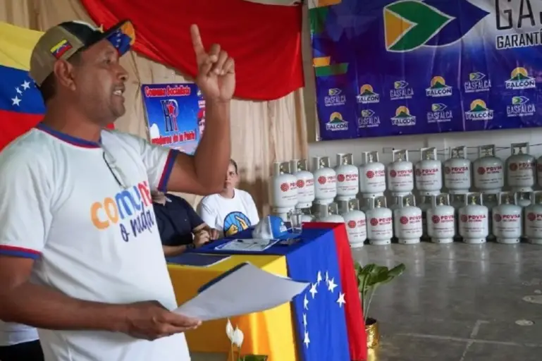 En el marco del compromiso asumido con el Poder Popular de la parroquia El Charal se llevó a cabo la entrega de 200 cilindros de Gas