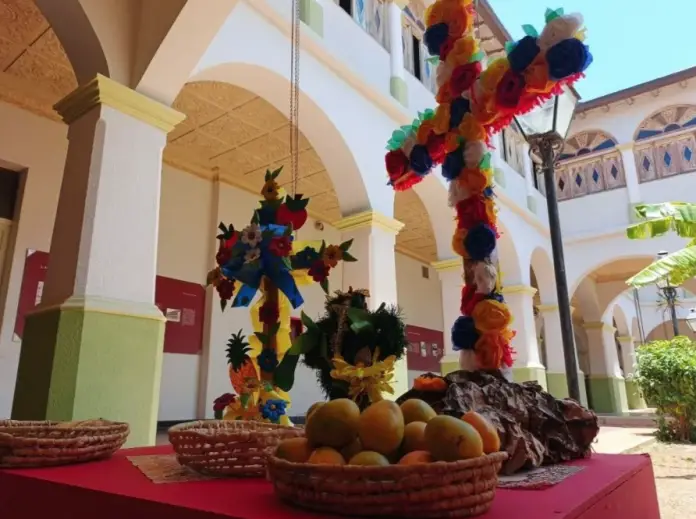La sede del edificio Santa Rosa (Casa de las 100 ventanas) se transformó en un santuario de identidad falconiana con la cruz de Mayo.
