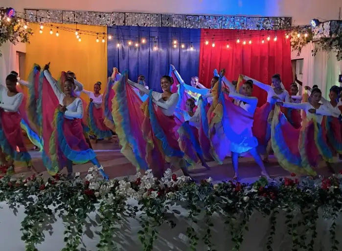El anfiteatro Juan Eloy Ampiez se vistió de gala para recibir el primer Festival de Danza Nacionalista Monseñor Iturriza 2026.