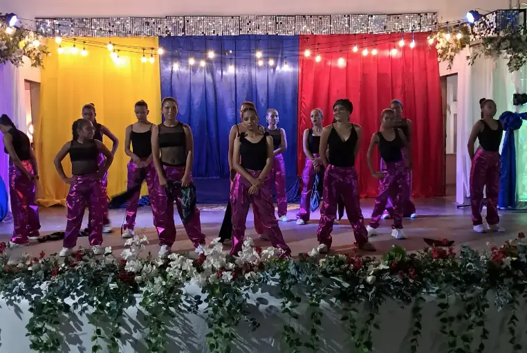 El anfiteatro Juan Eloy Ampiez se vistió de gala para recibir el primer Festival de Danza Nacionalista Monseñor Iturriza 2026.