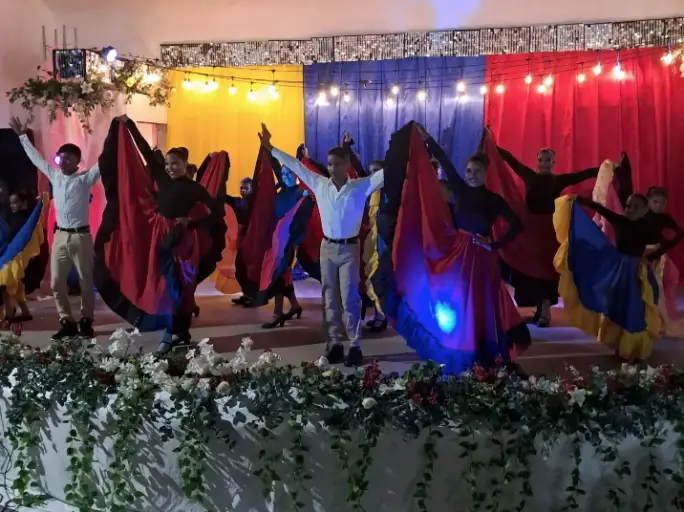 El anfiteatro Juan Eloy Ampiez se vistió de gala para recibir el primer Festival de Danza Nacionalista Monseñor Iturriza 2026.
