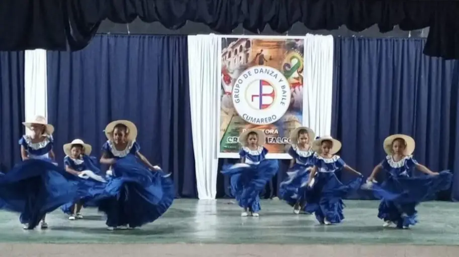 En un encuentro que conjugó la memoria y el movimiento, asistentes disfrutaron de la presentación de ex-bailarines de Danzas Cumarebo.