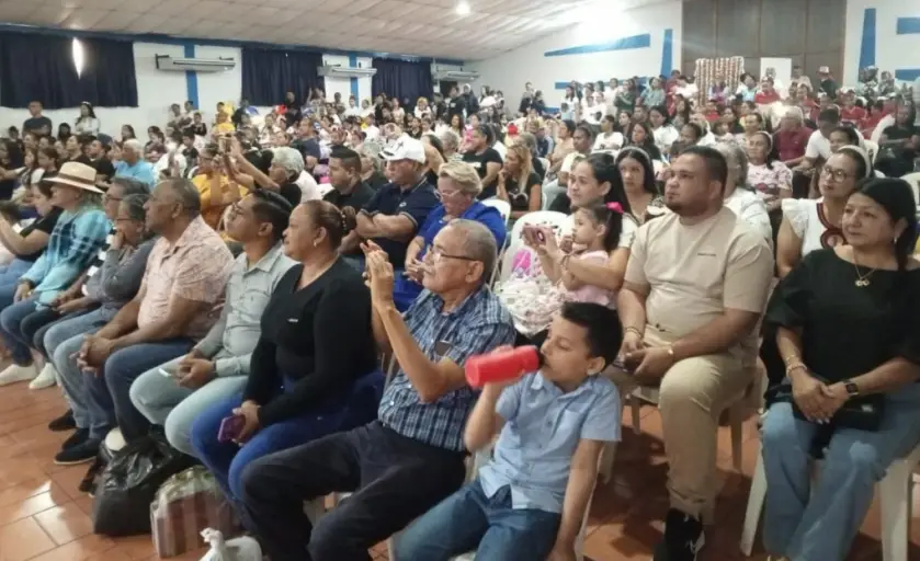En un encuentro que conjugó la memoria y el movimiento, asistentes disfrutaron de la presentación de ex-bailarines de Danzas Cumarebo.