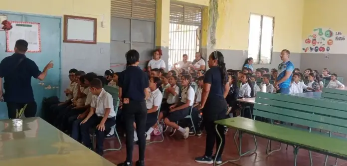 Con el firme propósito de fortalecer la protección de los menores en el entorno digital, estudiantes de sexto grado participaron en taller