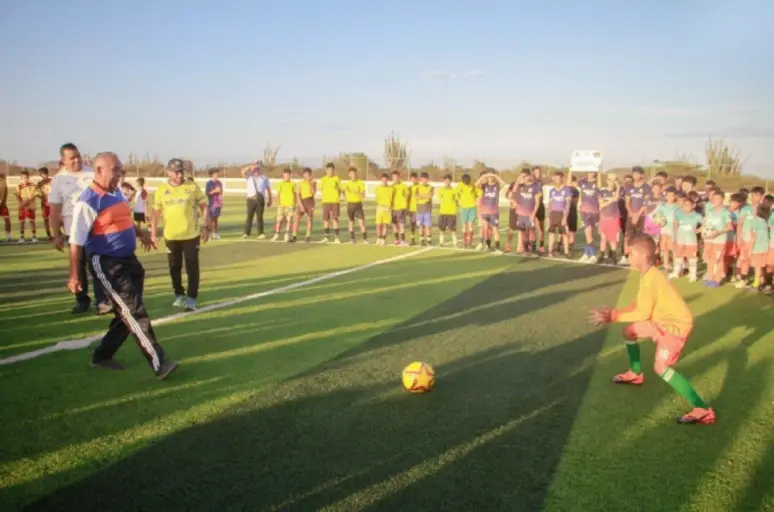 Este lunes el gobernador Víctor Clark acompañado por el alcalde Luis Piña, entregó el campo de fútbol Rafael "Paye" Bracho.