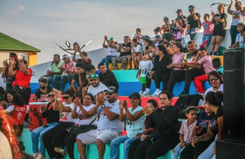 Este lunes el gobernador Víctor Clark acompañado por el alcalde Luis Piña, entregó el campo de fútbol Rafael "Paye" Bracho.