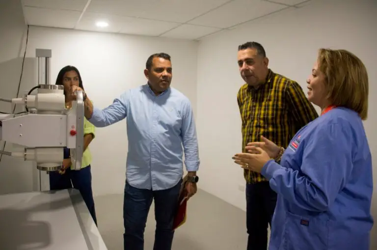 Gobernador Víctor Clark entrega nuevo equipo de rayos X al hospital Calles Sierra