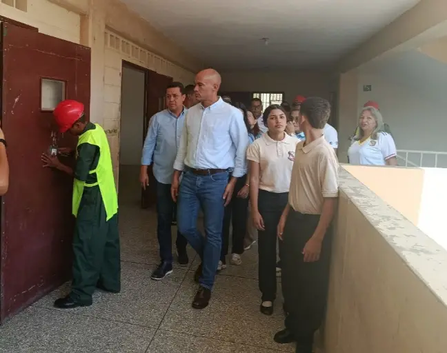 El ministro de Educación, Héctor Rodríguez y el gobernador Víctor Clark, inspeccionaron la intervención en el Liceo Nacional Simón Bolívar.