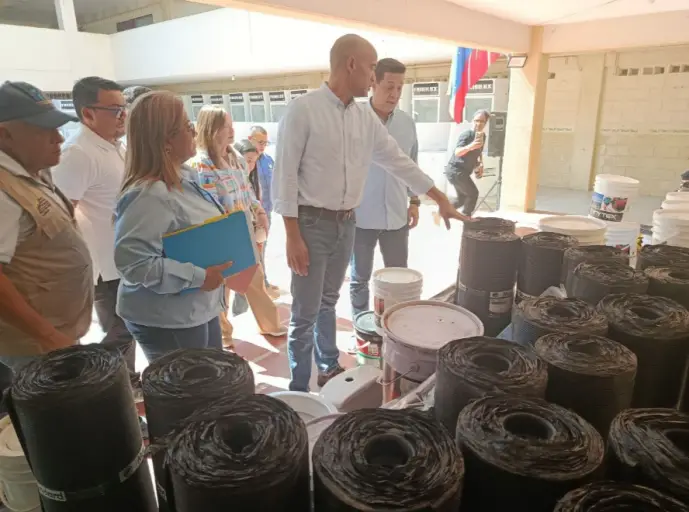 El ministro de Educación, Héctor Rodríguez y el gobernador Víctor Clark, inspeccionaron la intervención en el Liceo Nacional Simón Bolívar.