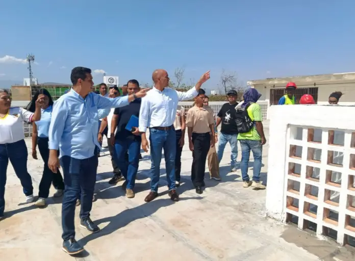 El ministro de Educación, Héctor Rodríguez y el gobernador Víctor Clark, inspeccionaron la intervención en el Liceo Nacional Simón Bolívar.
