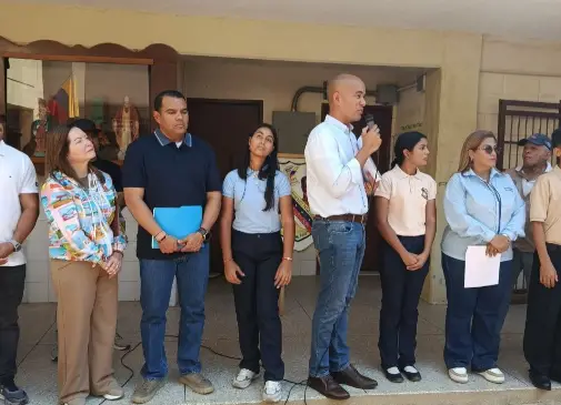 El ministro de Educación, Héctor Rodríguez y el gobernador Víctor Clark, inspeccionaron la intervención en el Liceo Nacional Simón Bolívar.