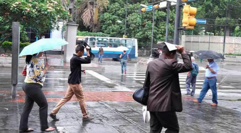 Autoridades en alerta ante el paso de más de 50 ondas tropicales por el país