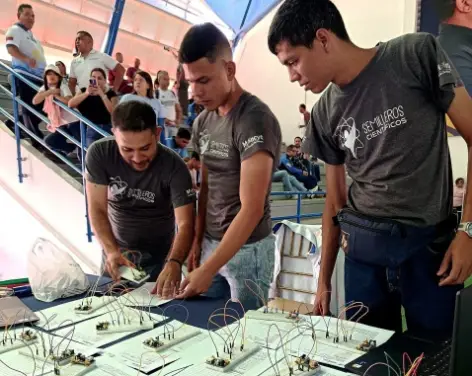 Un importante número de jóvenes ingeniosos se presentaron en las Olimpiadas Regionales de Robótica Creativa 2026.