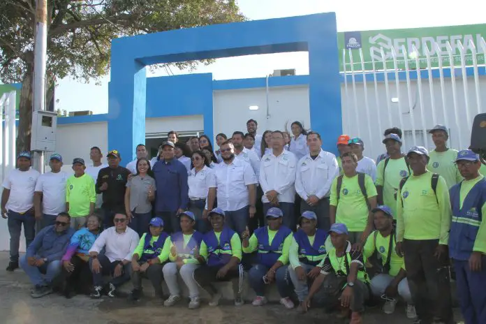 El gobernador del estado Falcón, Víctor Clark, protagonizó la inauguración de la Oficina de Atención al Usuario de Serdefalca.