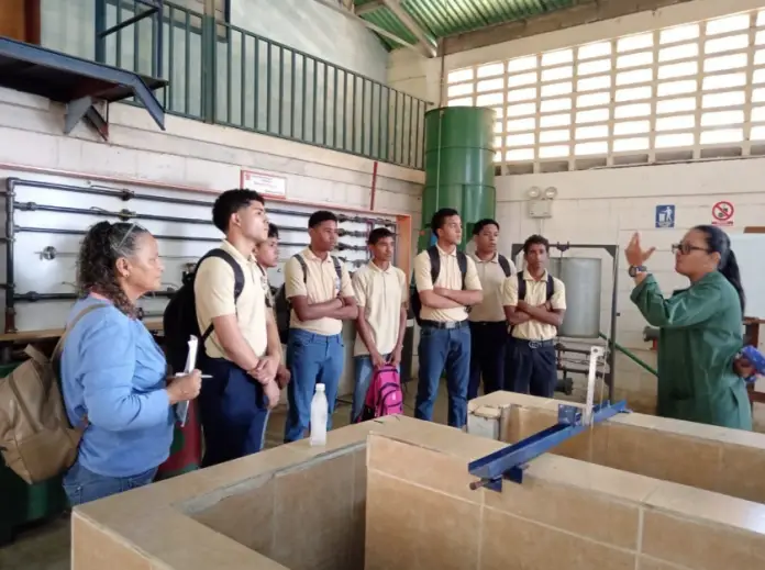 Estudiantes de la Escuela Técnica Industrial Nacional 