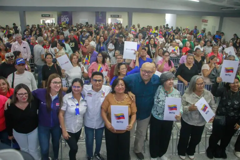 Más de 800 familias de Falcón reciben títulos de tierra urbana