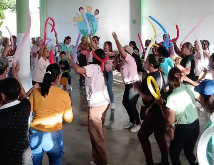 En un ambiente lleno de emotividad, las instalaciones de la Casa de la Cultura de Tocuyo de la Costa sirvieron de tributo para los abuelos.