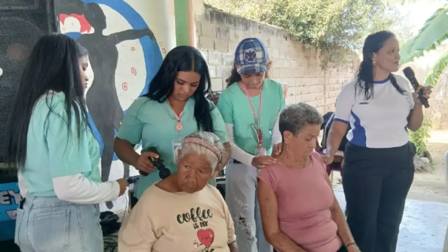 En un ambiente lleno de emotividad, las instalaciones de la Casa de la Cultura de Tocuyo de la Costa sirvieron de tributo para los abuelos.