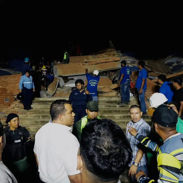 Gobernador Clark: Colapsó edificio en Tucacas, hay personas bajo los escombros +FOTOS