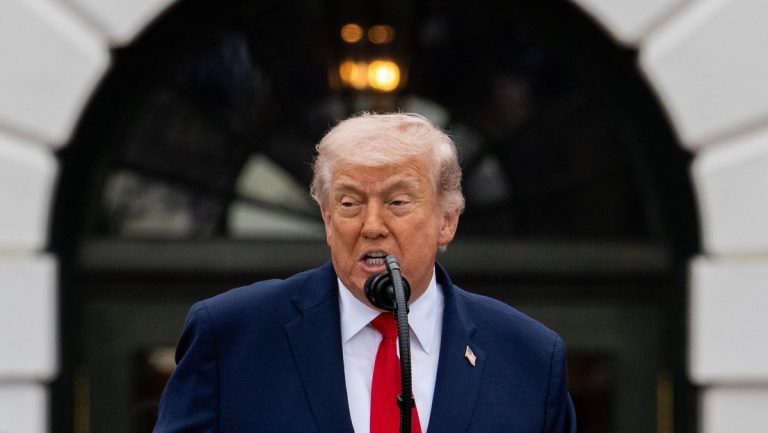 Trump anuncia represalias contra Irán tras derribo de un helicóptero militar