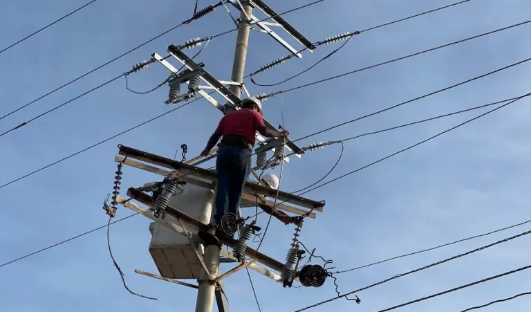 Alcalde de Acosta supervisa labores de rehabilitación del tendido eléctrico