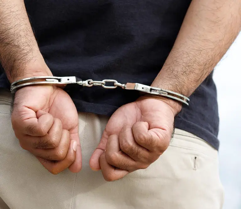Aprehendido docente por agredir a estudiante en clase