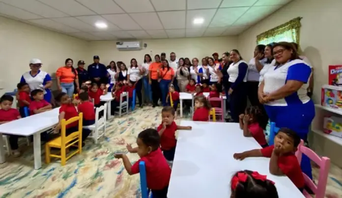 Este lunes 22 se hizo entrega formal de un aula con su respectiva dotación del CEIN Merlys Báez de Vargas en la parroquia La Vela de Colina.
