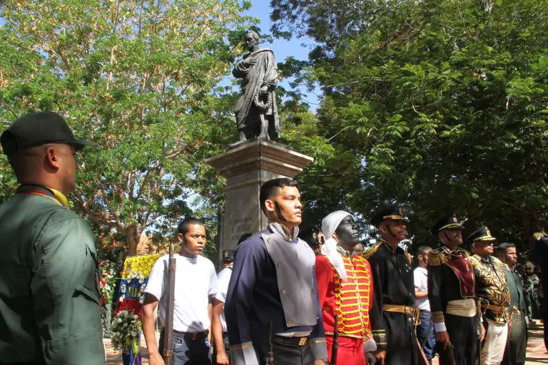 Este 24 de junio para conmemorar los 205 años de la Batalla de Carabobo y el Día del Ejército en Falcón se rindió honores a Simón Bolívar.