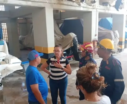 El personal especializado del Cuerpo de Bomberos se encuentra desplegado en diversos sectores de la población de Boca de Aroa.