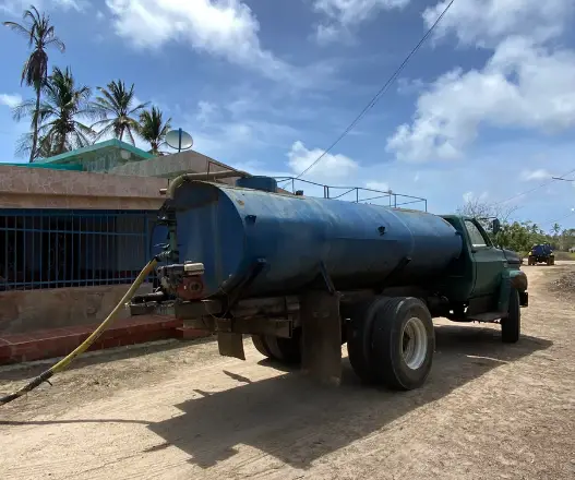 El alcalde del municipio Acosta, Froylan Merentes, supervisó este miércoles la distribución de un contingente de 10 camiones cisterna.