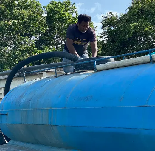 El alcalde del municipio Acosta, Froylan Merentes, supervisó este miércoles la distribución de un contingente de 10 camiones cisterna.