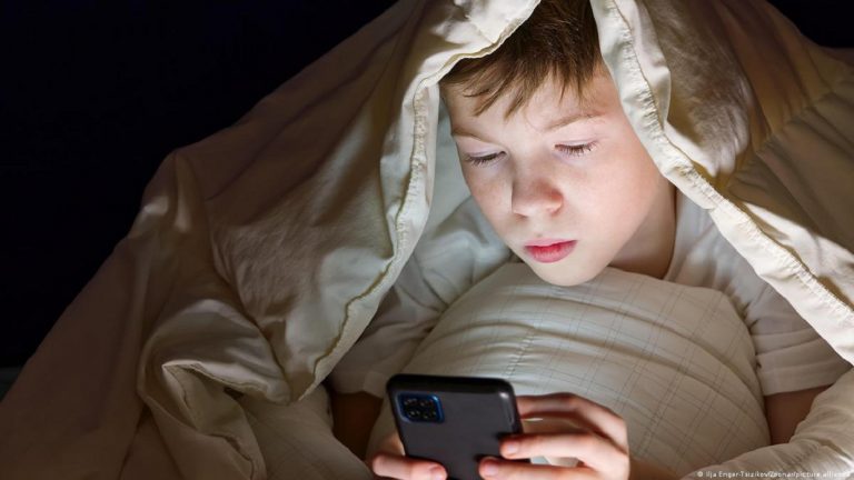 ¿El primer celular a los 13 años daña la salud mental? | Esto dice la ciencia