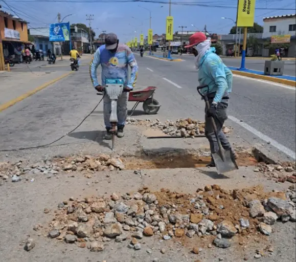 El alcalde de Monseñor Iturriza, Argenis Cumare, anunció los trabajos de rehabilitación vial en la avenida Zamora de Chichiriviche.