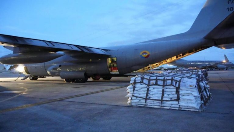 Colombia envía tercer vuelo con ayuda humanitaria a Venezuela (FOTOS)